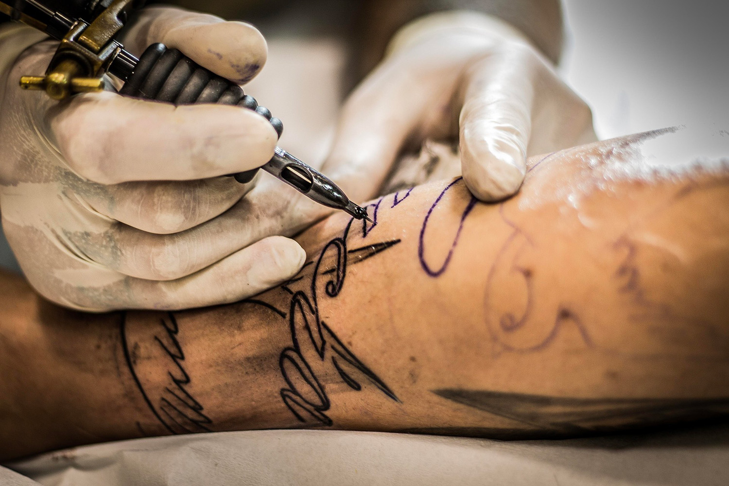 Primo piano di un tatuaggio in fase di realizzazione, evidenziando la differenza tricopigmentazione tatuaggio.